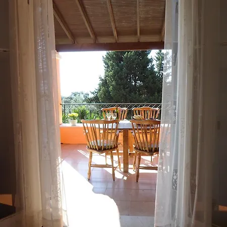 Nyaraló Leena